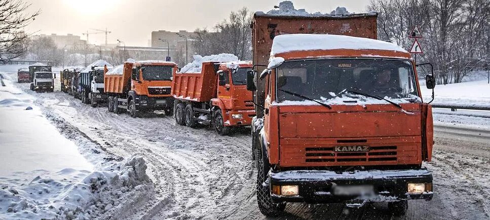 КАМАЗ 6520 вывоз снега. КАМАЗ со снегом. КАМАЗ для уборки снега. КАМАЗ груженый снегом.