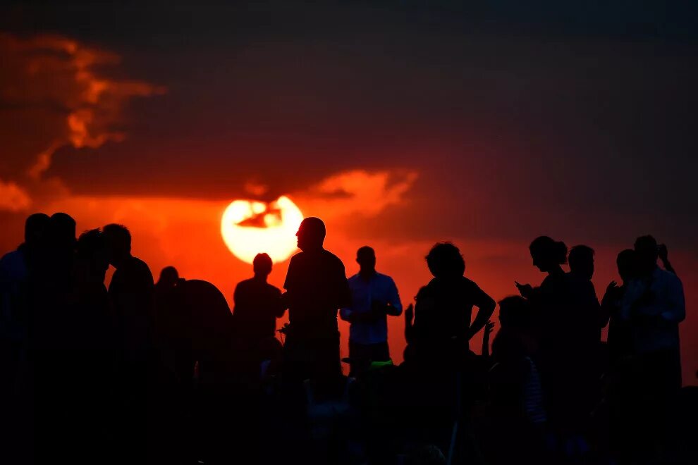 Солнечное затмение в мексике. Лунное затмение 2018. Затмение человек. Затмение лучшие кадры и фото. Солнечное затмение над человеком фото.