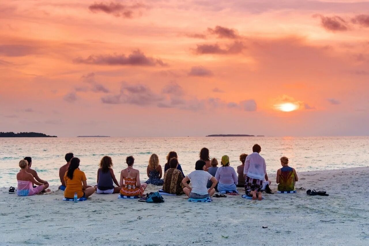 Йога остров. Камаду остров Мальдивы. Ретрит на Мальдивах. Йога на Мальдивах. Йога тур на море.