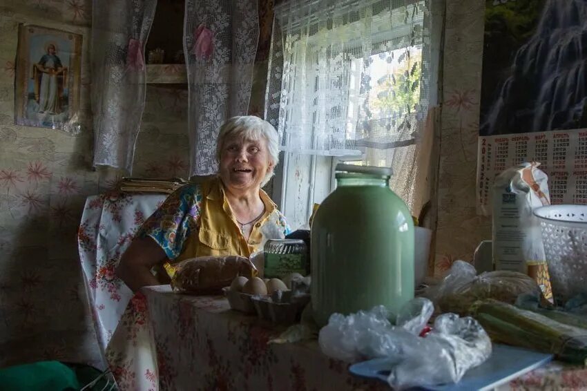 Бабушка в деревне. Женщины живущие в деревне. Домик в деревне бабушка. Бабушка в деревенском доме. Деревенская пожилая женщина