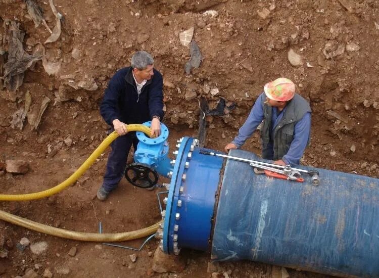 Монтаж наружных сетей канализации. Реконструкция водопроводных сетей. Работы по проведению водопровода. Работы по проведению водопровода. Врезка водопровода в 200 магистраль.