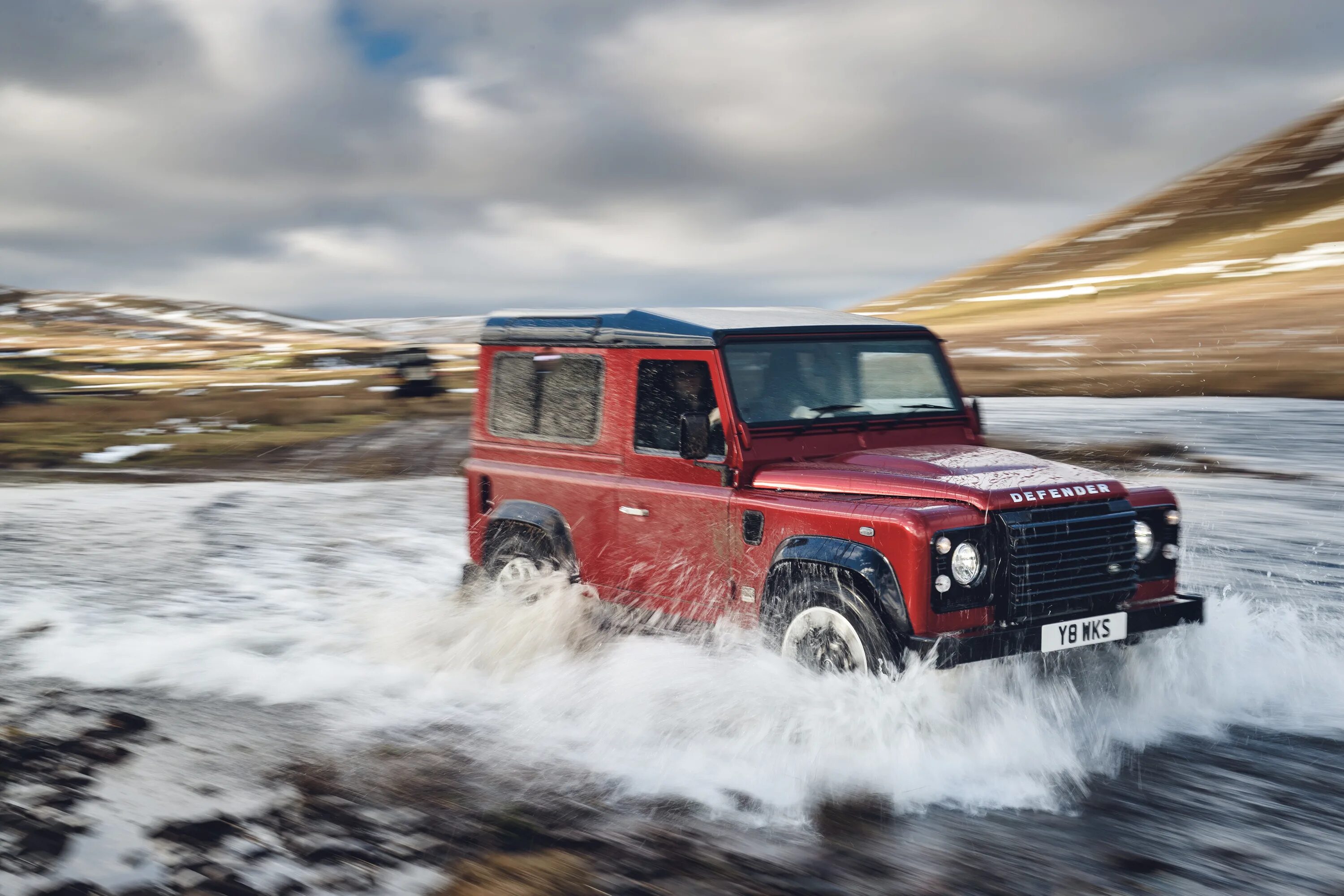 Ленд Ровер Дефендер 2018. Land Rover Defender works v8. Ленд Ровер Дефендер красный. Land Rover Defender works v8 70th Edition.