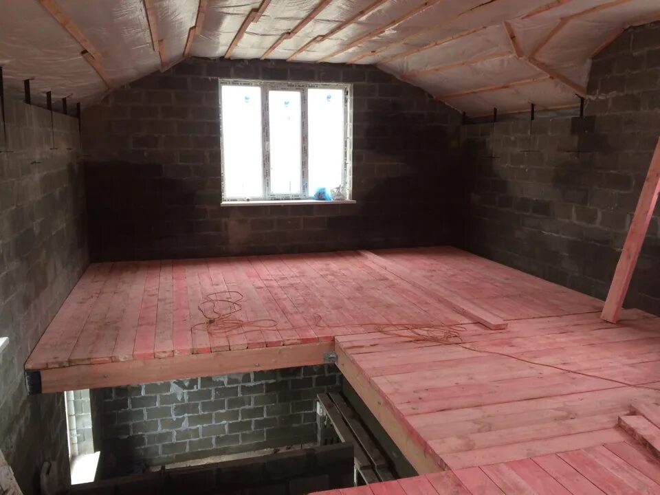 Межэтажное перекрытие по деревянным балкам. Утепление потолка в деревянном доме. Шумоизоляция межэтажного перекрытия. Утепление пола второго этажа. Утепление пенопластом снизу чернового пола.