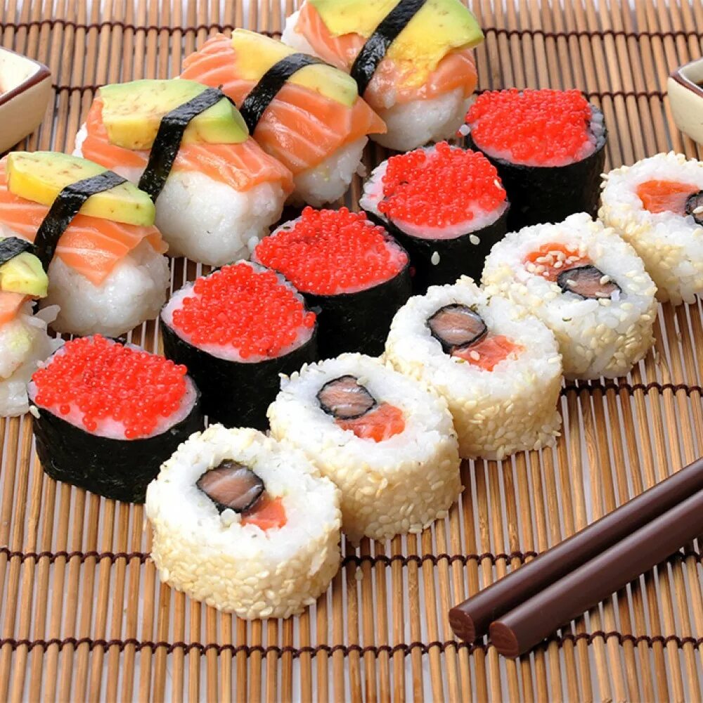 Где живут суши. Японские роллы. Японские суши и роллы. Суши и роллы в Японии. Китайские роллы.
