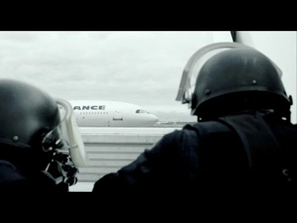 Через 54 часа будет. GIGN штурм самолета. Захват самолета Air France 1994. Захват самолета в Алжире 1994. GIGN захват самолета.