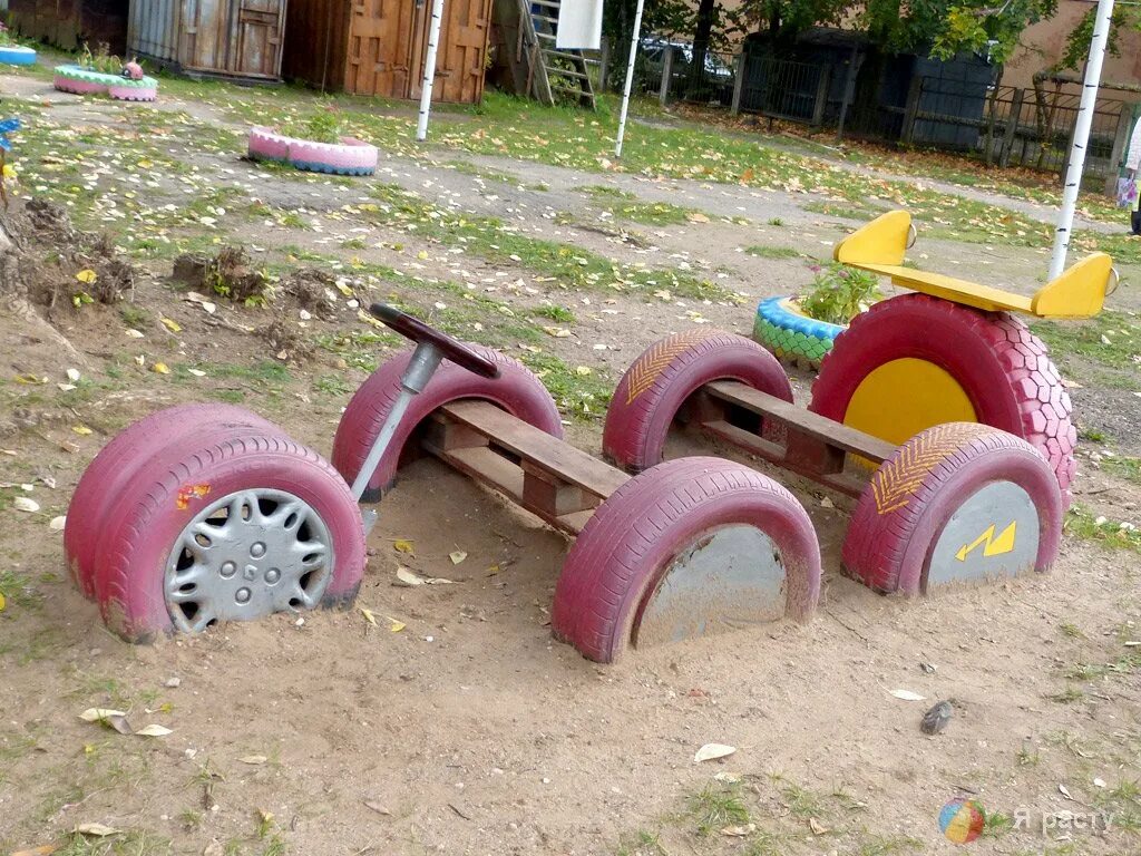 Что можно сделать на детской площадке. Украсить детскую площадку. Машина в детский сад на площадку. Машина из колес для детской площадки. Поделки для детской площадки.