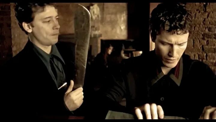 Карты деньги два ствола джунгли в стакане. Карты деньги два дымящихся. Карты деньги два дымящихся. Гай ричи карты деньги 2 ствола. Карты, деньги, два ствола фильм 1998.