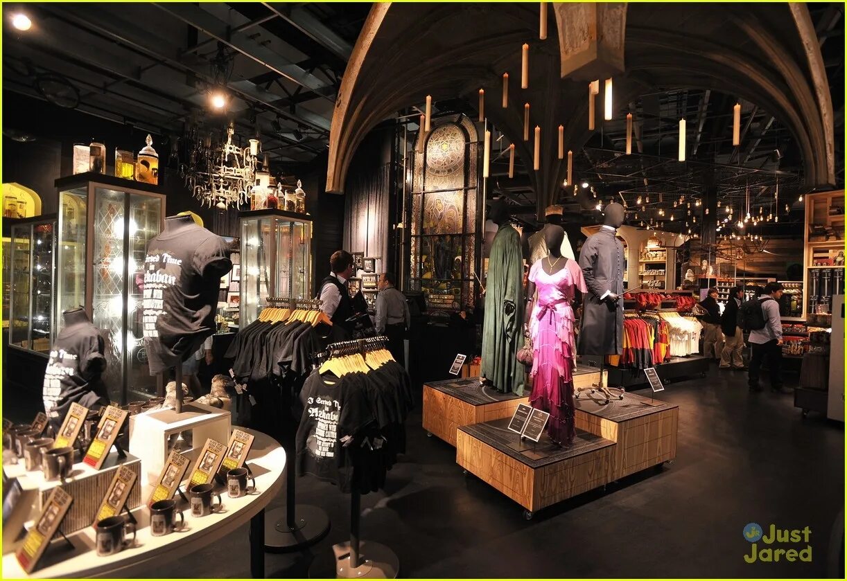 волшебный бутик мануш. ночная витрина магазина. магические вещи. колдовства. волшебный бутик мануш.