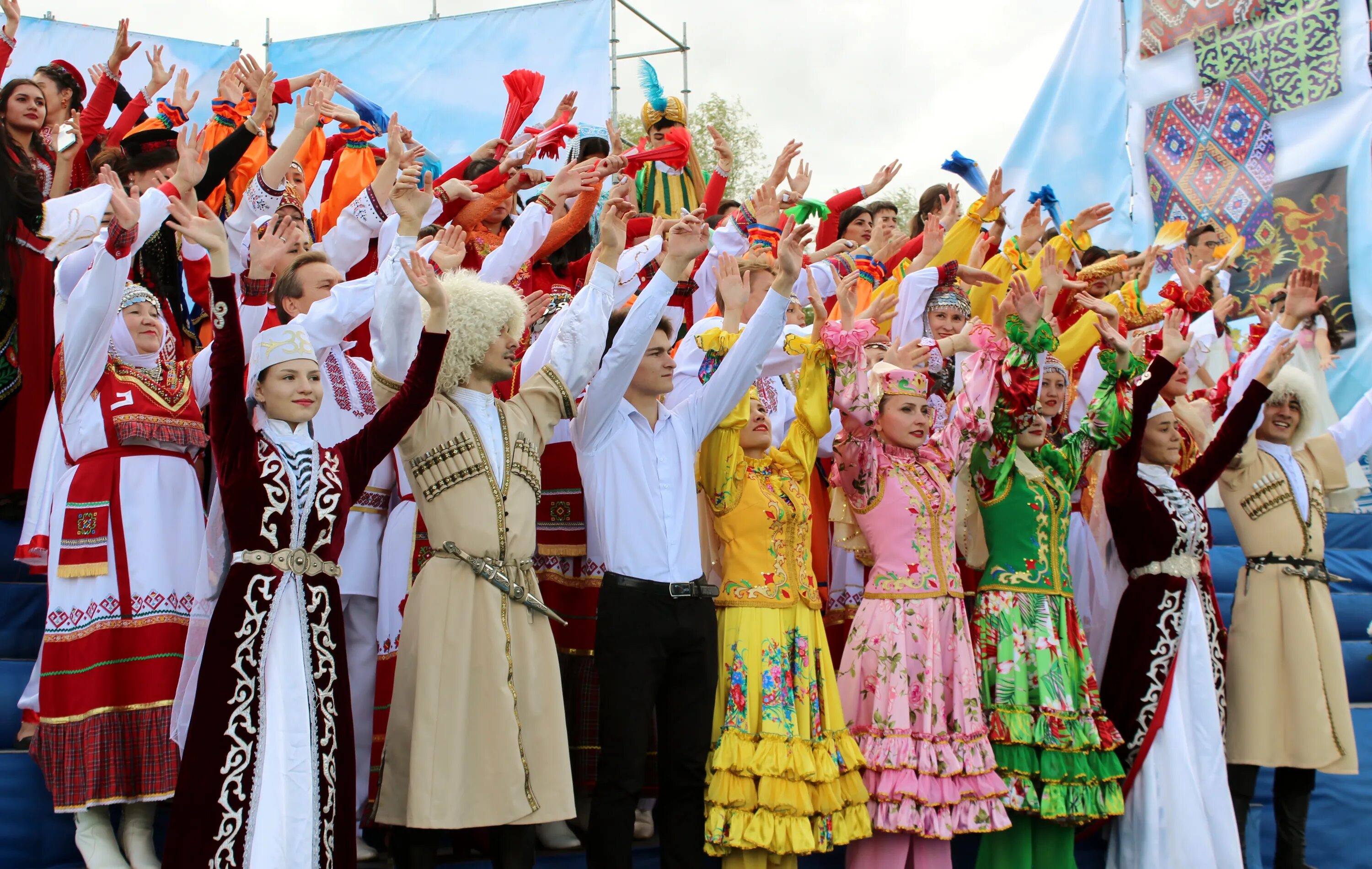 Дружба народа видео. Дружба народов России. Этносы России. Многонациональный народ России. Разные народы.