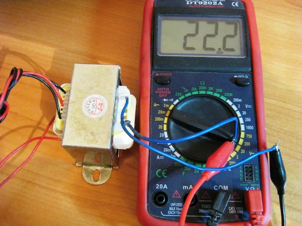 Прозвонка обмоток трансформатора мультиметром. Сопротивление сетевой обмотки трансформатора 220 вольт. Сопротивление первичной обмотки трансформатора 220в на 12в. Прозвонка мультиметром трансформатора 10кв. Как прозвонить трансформатор