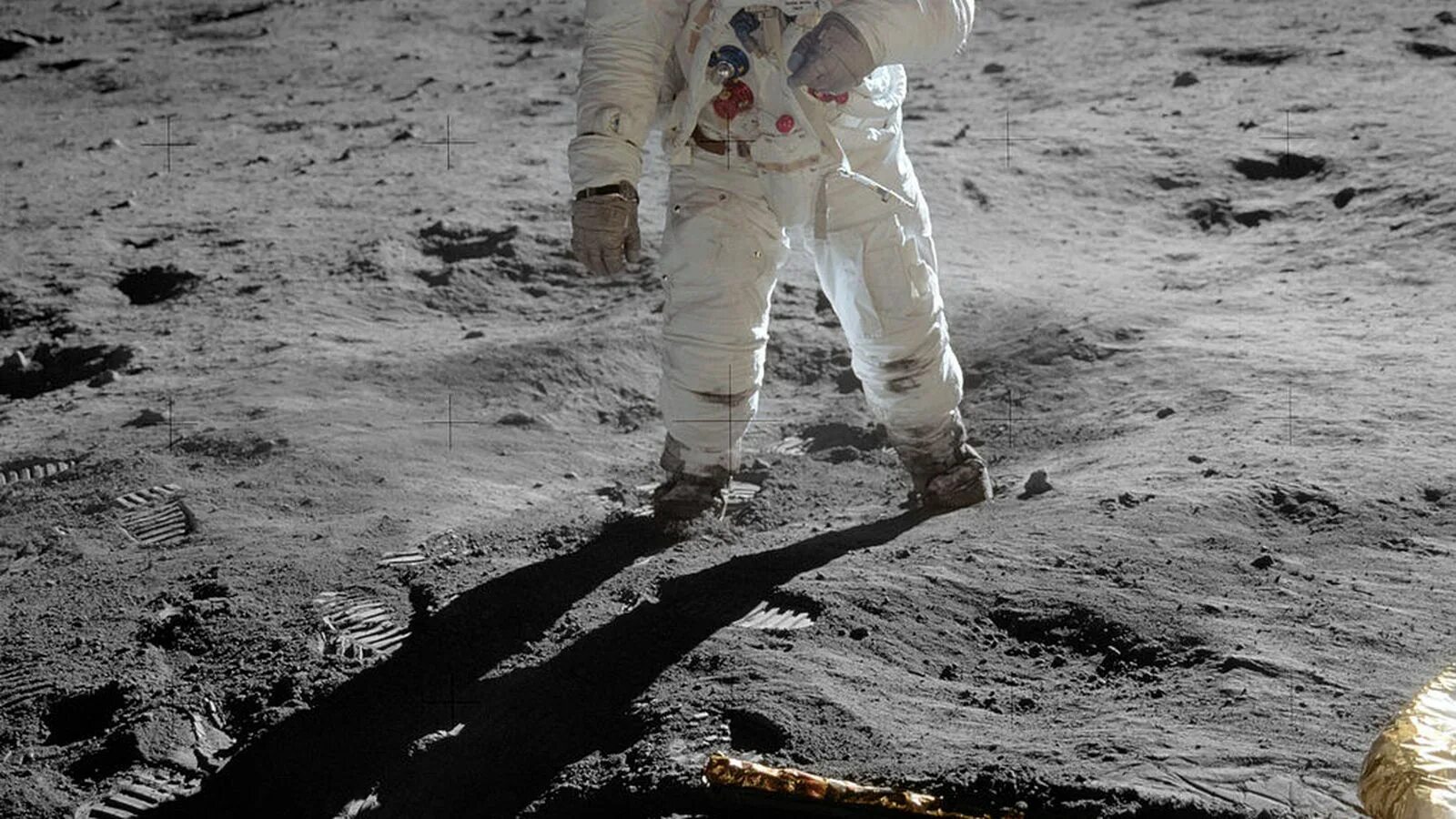 Человек который впервые оказался на поверхности луны