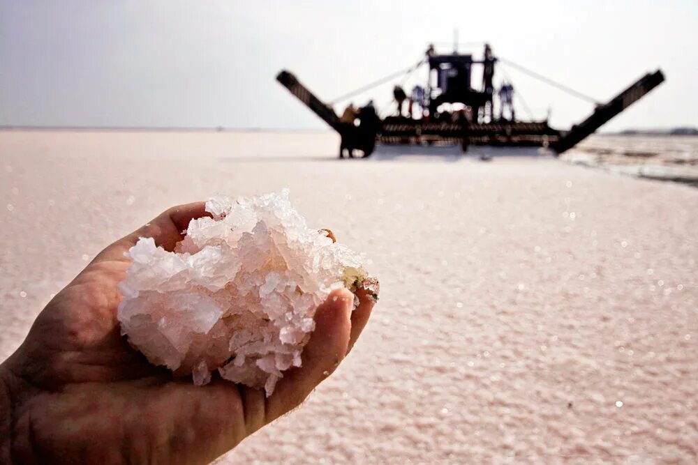 Как добывают поваренную соль. Добыча морской соли. морская соль крым. морская соль евпатория. добыча поваренной соли.