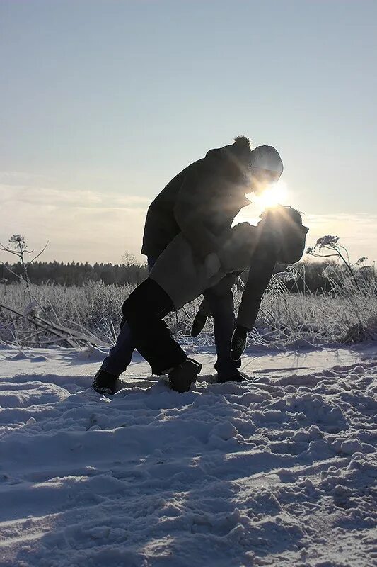 Зимняя прогулка. Пара без лица зимой. Парень со спины зимой. Парень с девушкой зимой со спины. Любовь зимой.