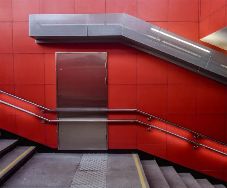 Красная дверь в метро. Станция метро рассказовка. станция метрополитена &quot;рассказовка&quot;. станция метро боровское шоссе. метро рассказовка 1200x800.