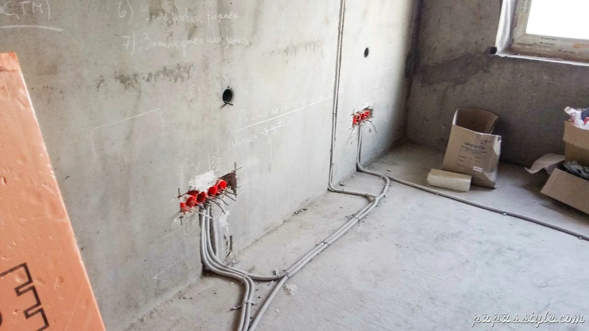 Штробление стен под кабель для розеток. Штробление бетонной стены п44. Штробление стен под розетки. Штробление под подрозетник.