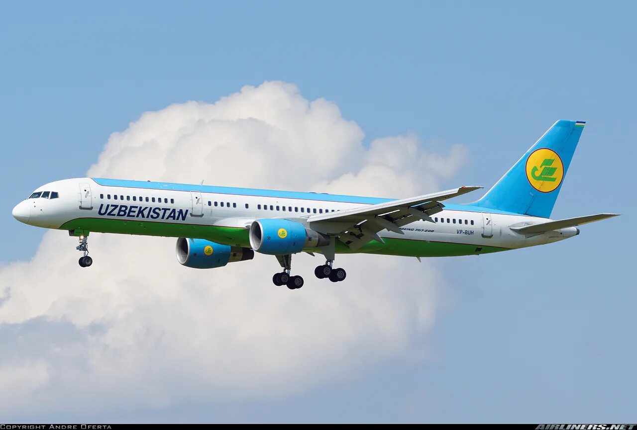 Аэробус а320 Узбекистон. Узбекистан авиакомпания хаво йуллари. Uzbekistan Airways Боинг 757. Airbus a320 Uzbekistan Airways.