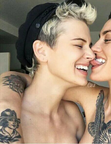 Lesbians short. Буч и фем. Буч девушка.