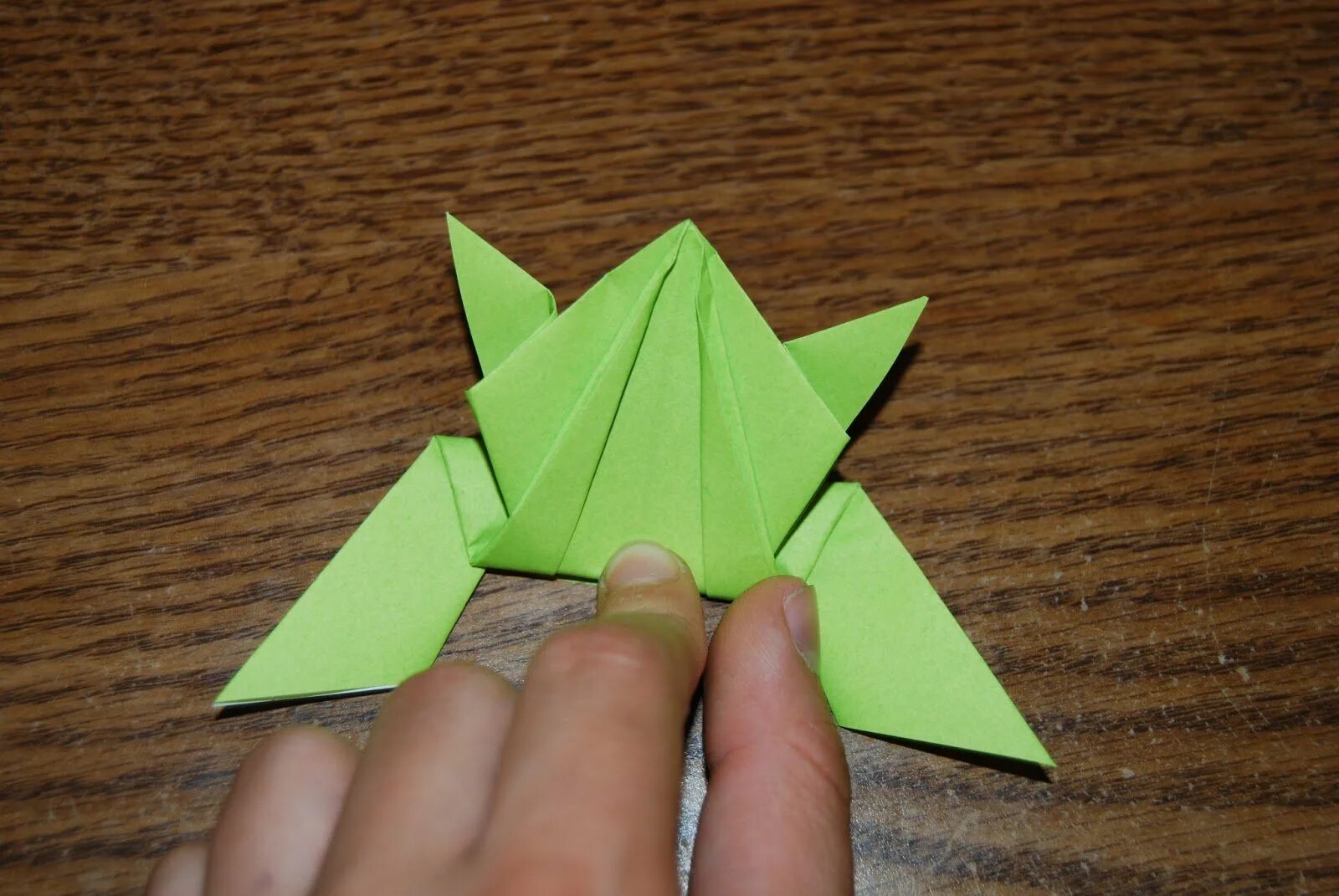 прыгающая лягушка из бумаги пошаговая инструкция. лягушонок оригами из бумаги схема. лягушка попрыгушка оригами. делаем прыгающую лягушку. оригами лягушка прыгающая.