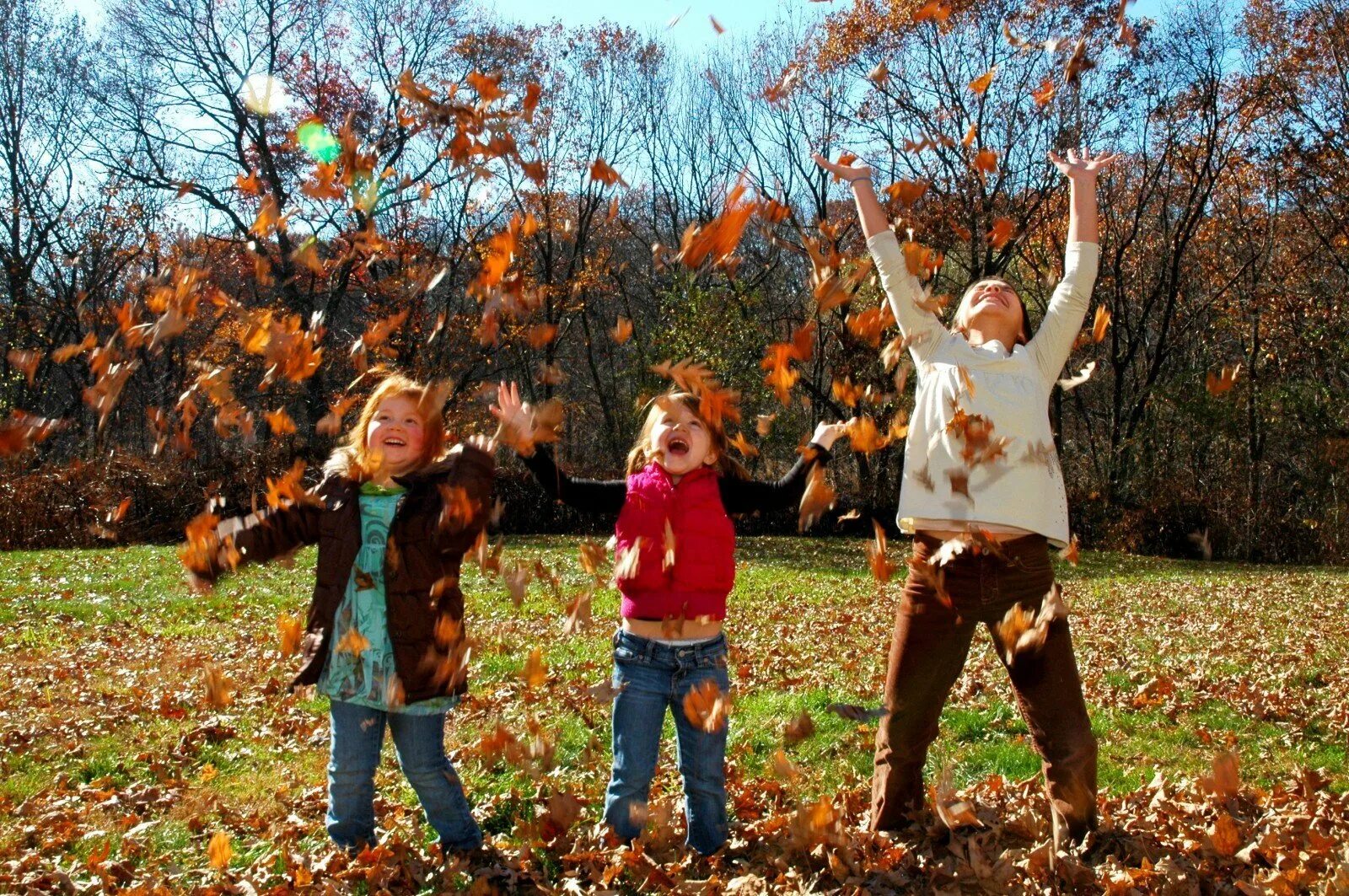 Осенний воздух свеж. Осенниеррогулки с детьми. Осенние забавы. Осенняя прогулка. Осенние прогулки с детьми.