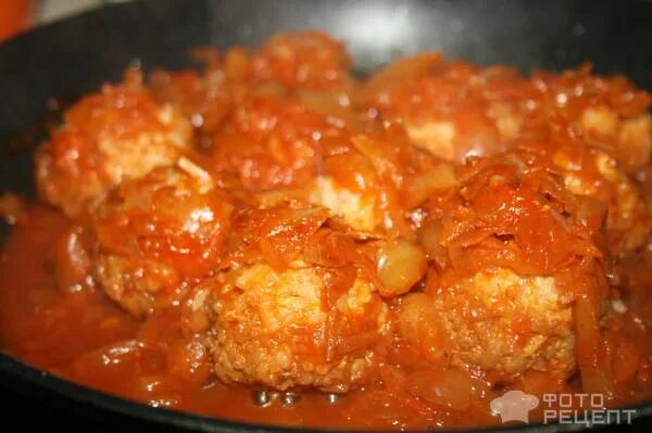 ёжики с рисом и фаршем с подливкой. тефтели в томатном соусе с луком и морковью на сковороде. ежики с подливкой из томатной пасты. тефтели из говядины. тефтели в томатном соусе в духовке.