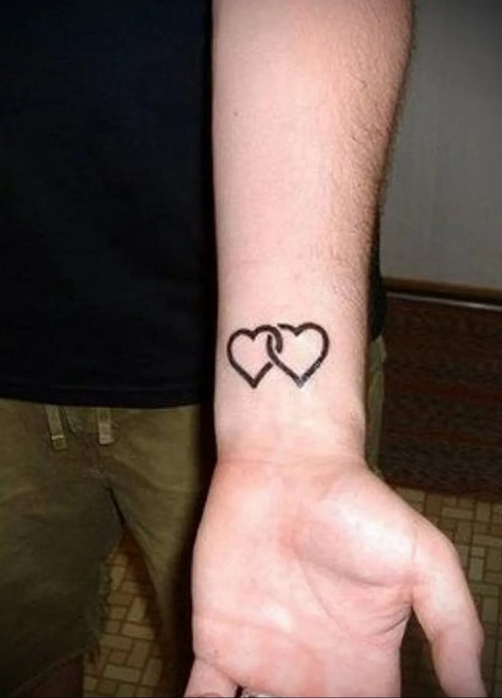 парные татуировки для подруг. тату на запястье. парное тату на запястье. тату на двух запястьях.