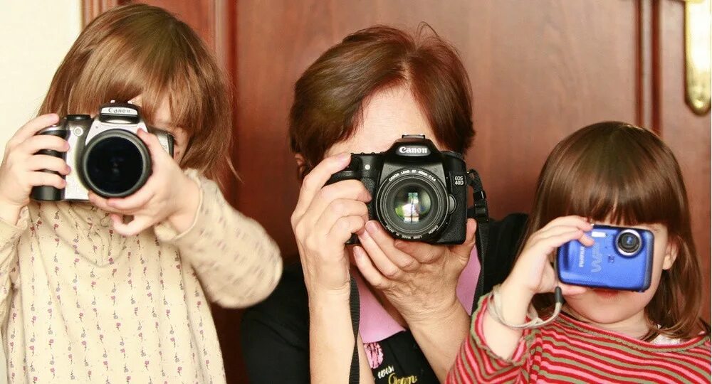 Фотокружок. Фотоаппарат для детей. Подросток с фотоаппаратом. Семья в объективе. Семья с фотоаппаратом.