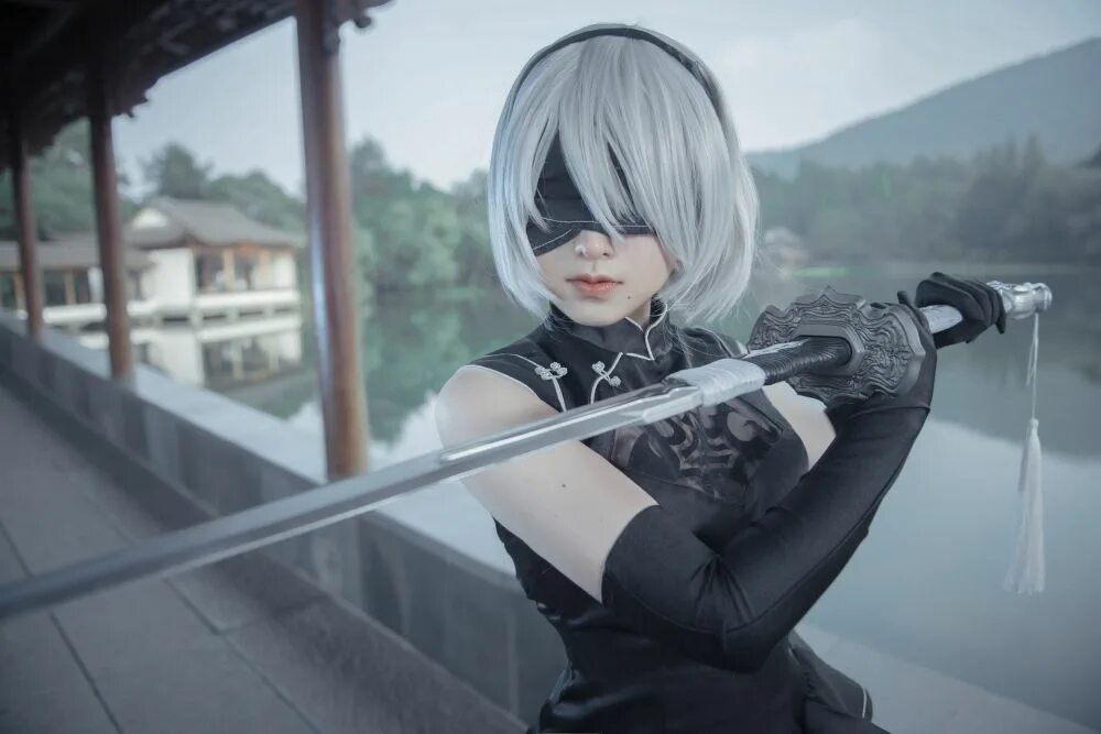 Nier 2b 18. 2 B NIER Automata. NIER 2b косплей. Кукла 2b NIER Automata. 2b NIER Automata Cosplay.