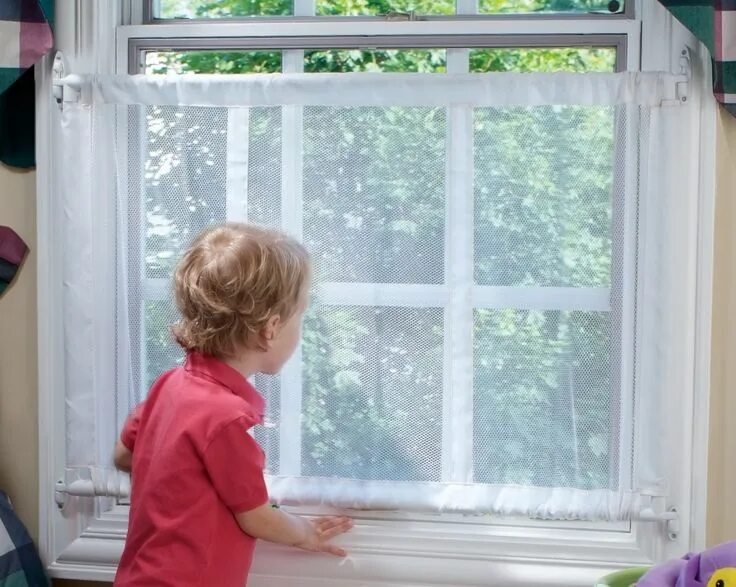 Can you close the window. Ребенок у окна. ребенок жалюзи. детская безопасность окна. by the window для детей.