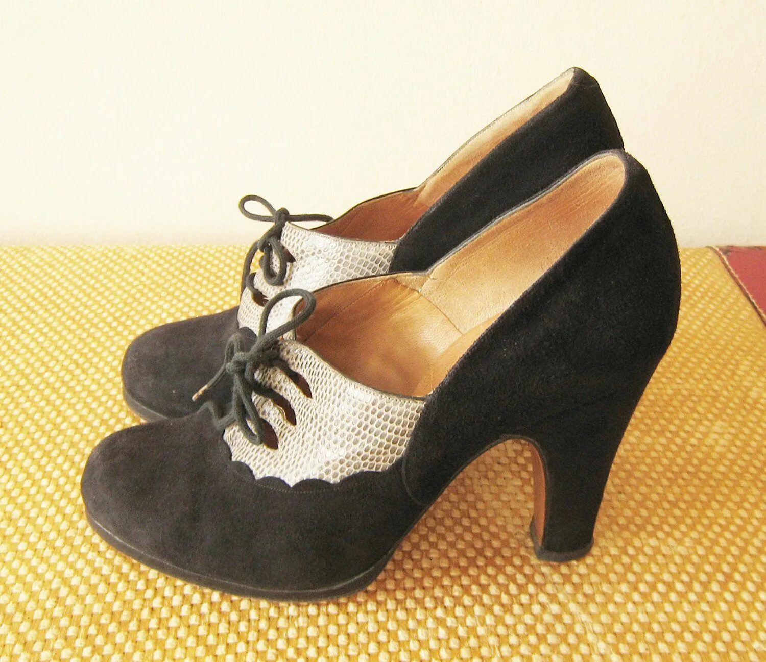 Мэри джейн обувь 2021. Ретро каблуки. Мода 60х туфли. Мода на мужские туфли 70х 80х. Обувь в 50-е годы.