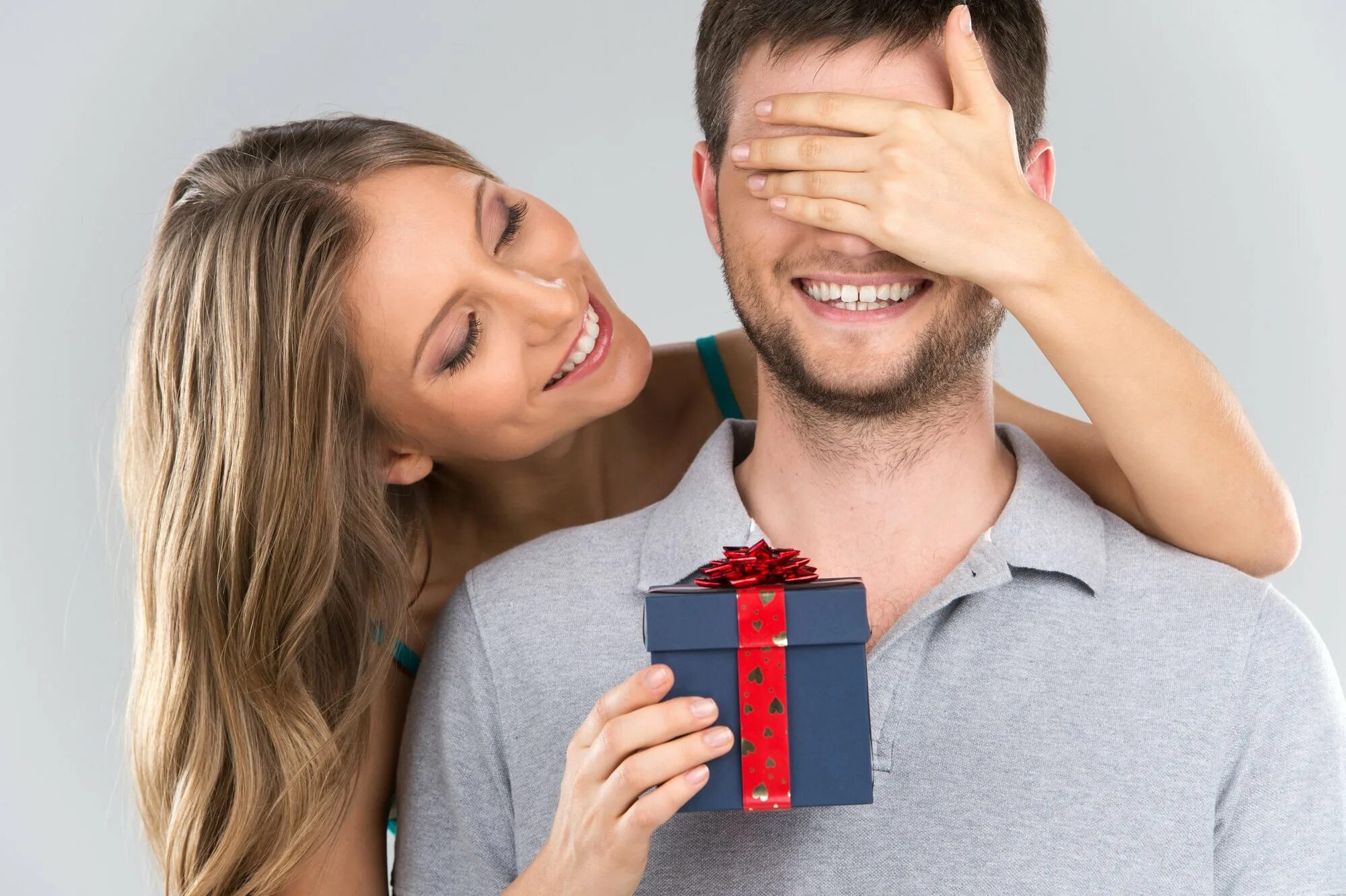 5 января мужчина. Девушка дарит подарок. Подарок " мужчине". Подарок любимой. Парень дарит девушке подарок.