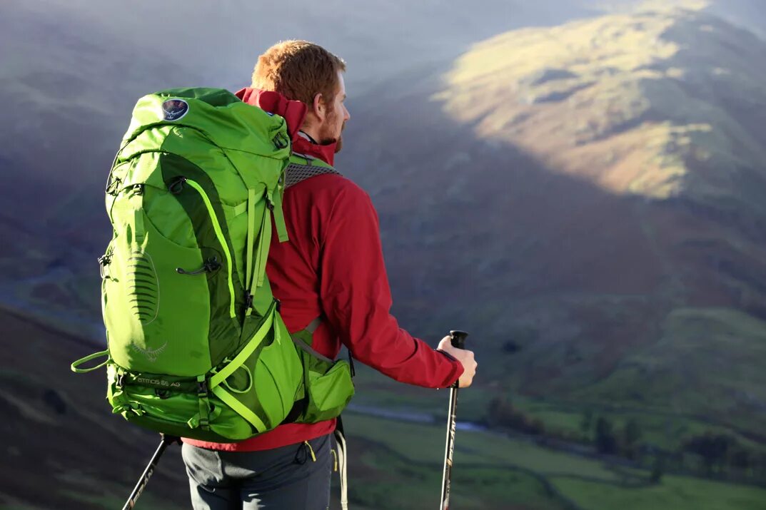 туристический рюкзак в поход. Osprey atmos ag 65. палатка для похода в горы. рюкзак для палатки и спальника. туристы купили палатку рюкзаки.