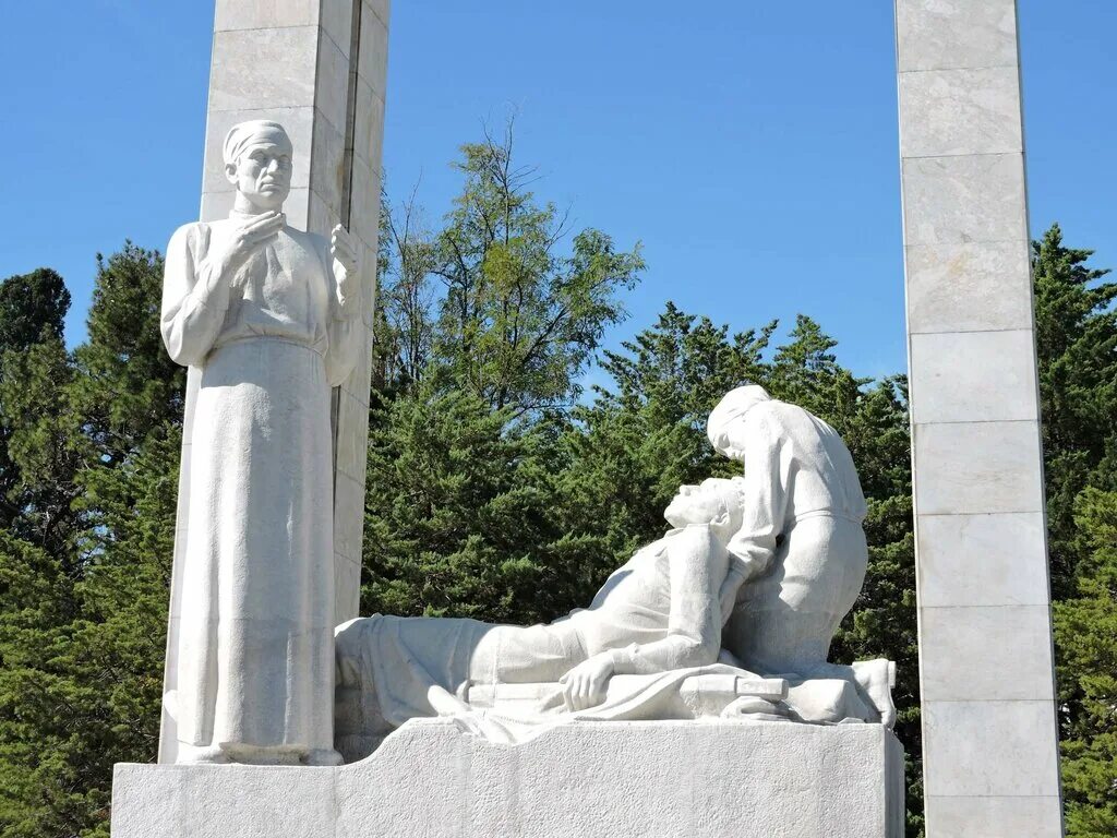 памятник во имя жизни. памятник подвиг во имя жизни в сочи. памятник врачам в сочи ривьера. памятник в сочи- город госпиталь. памятник медикам в сочи.