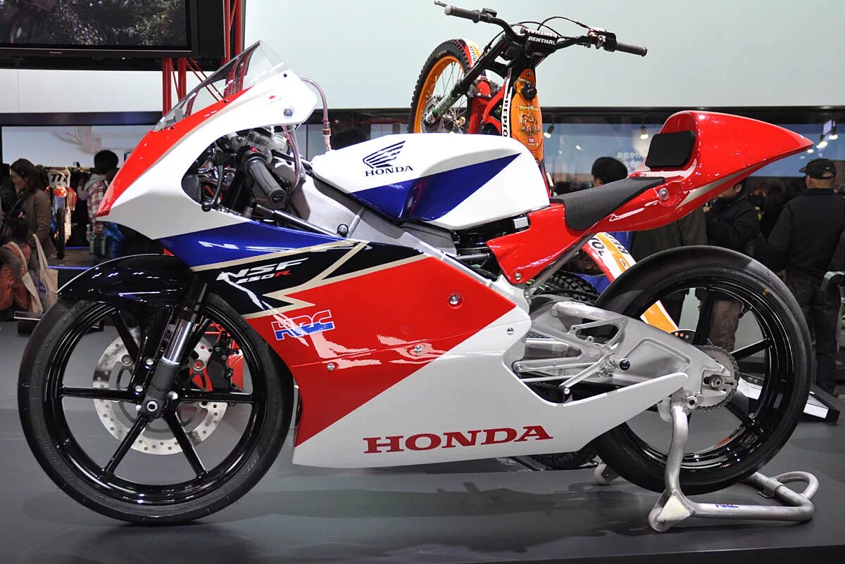 250 r в рублях. Honda nsr250r. Honda rs125r. R 250 мотоцикл. Honda Moto 3 2014.