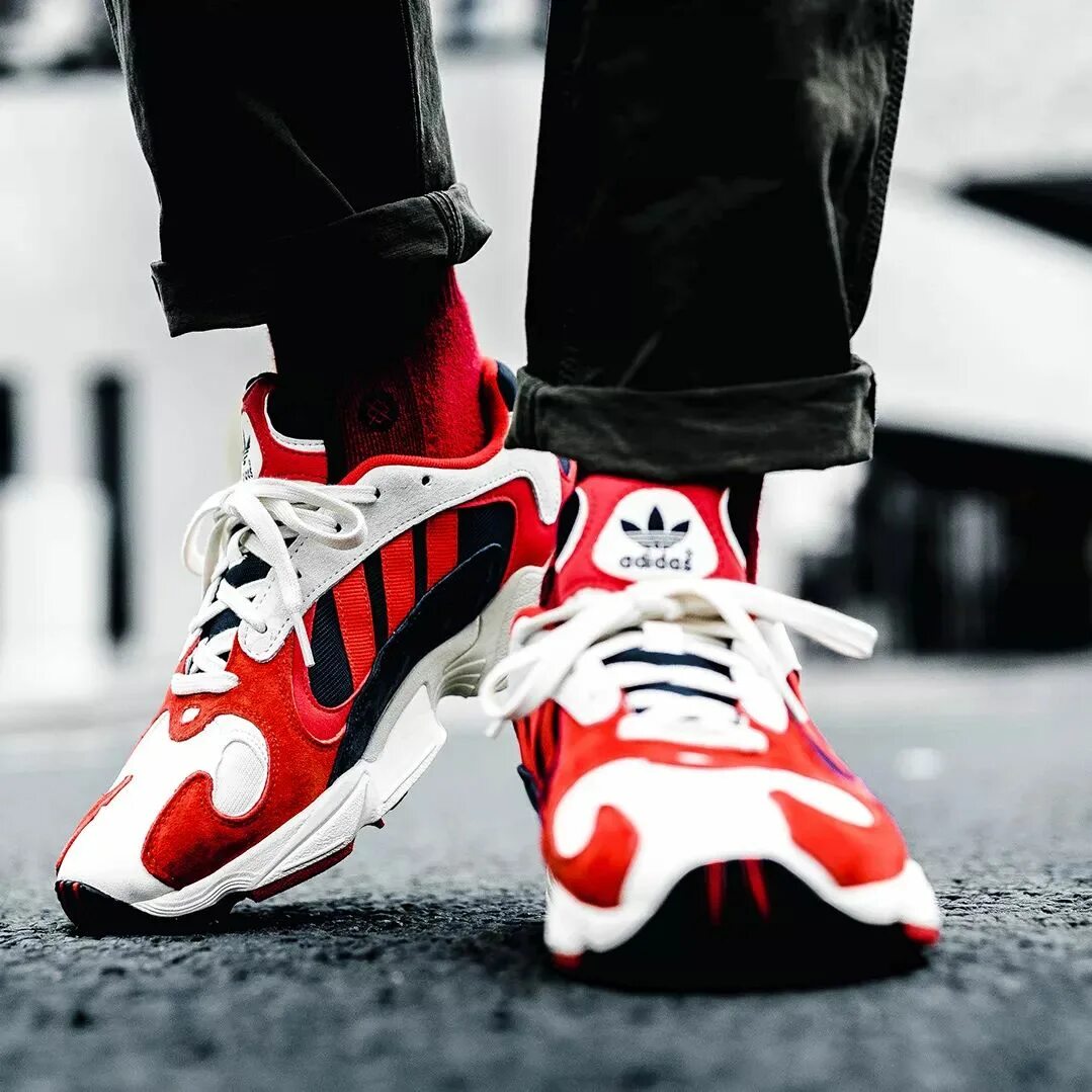 Красно черно белые кроссовки. Adidas Originals Yung 1. Adidas Originals Yung 1 Red/White. Adidas young 1 мужские. Кроссовки adidas Originals Yung 1 Red.