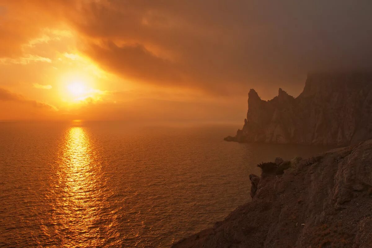 Луч света новый свет. Мыс Айя закат. Закат в Крыму. Рассвет на море в Крыму. Море Крым закат.