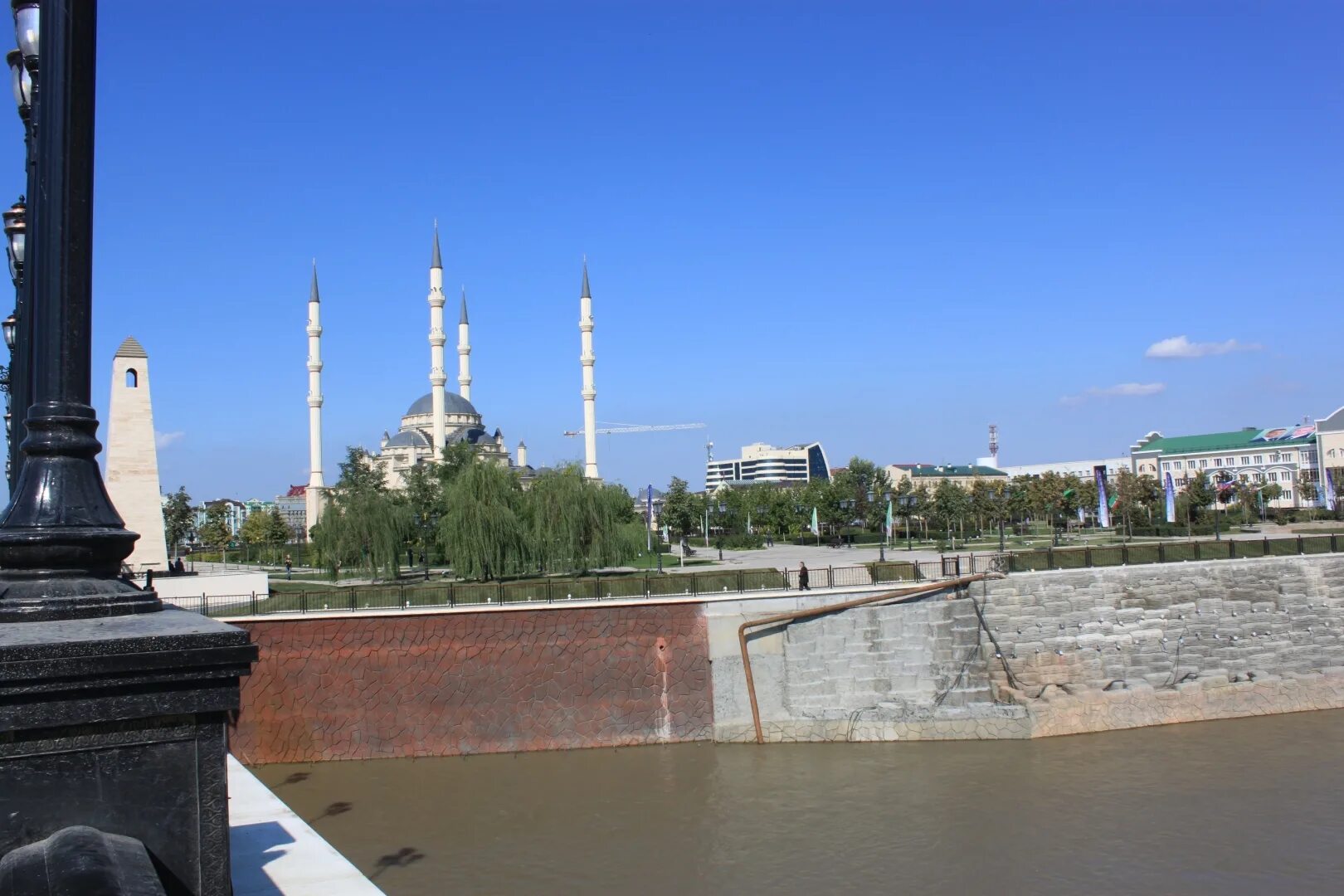 На какой реке грозный 5 букв. Набережная Сунжи в Грозном. Река Сунжа Чечня. Мечеть Сунжа. Набережная реки Сунжа Грозный.