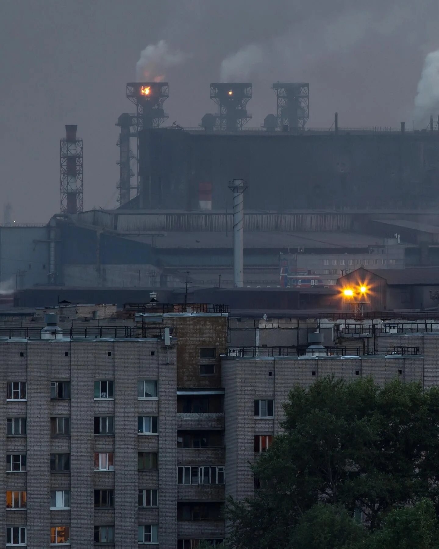 Город Череповец завод. Заводы Череповца экология. Череповец фото завода. Экология и промышленность. Какая промышленность в череповце