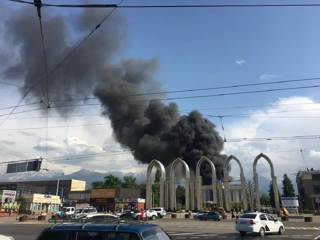 Пожар в алматы вчера. ВЦ Атакент Алматы. Пожар в Алматы. Пожар Атакент.