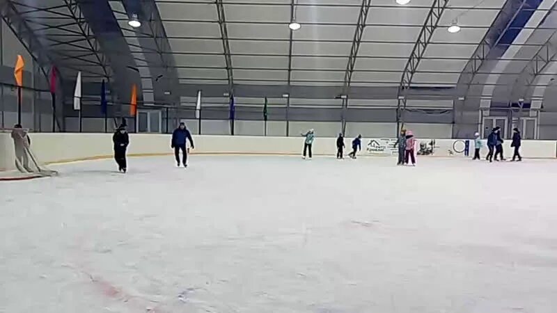 Ледовый дворец москва каток. Каток чебаркуль. Ледовый дворец на дзержинского. Ледовый дворец комсомольск-на-амуре дзержинского. Крытый каток сеансы.