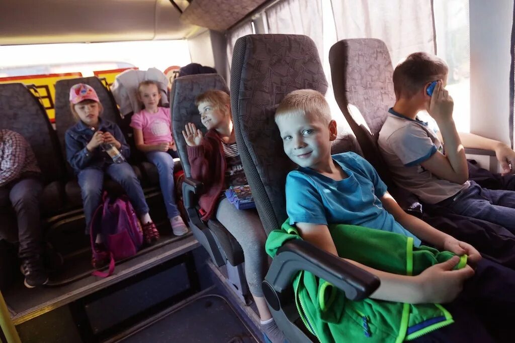 Пассажиры в автобусе. Женщина в кабриолете. Мы едем в другой город. Мы едем в другой город. Экскурсии для школьников.