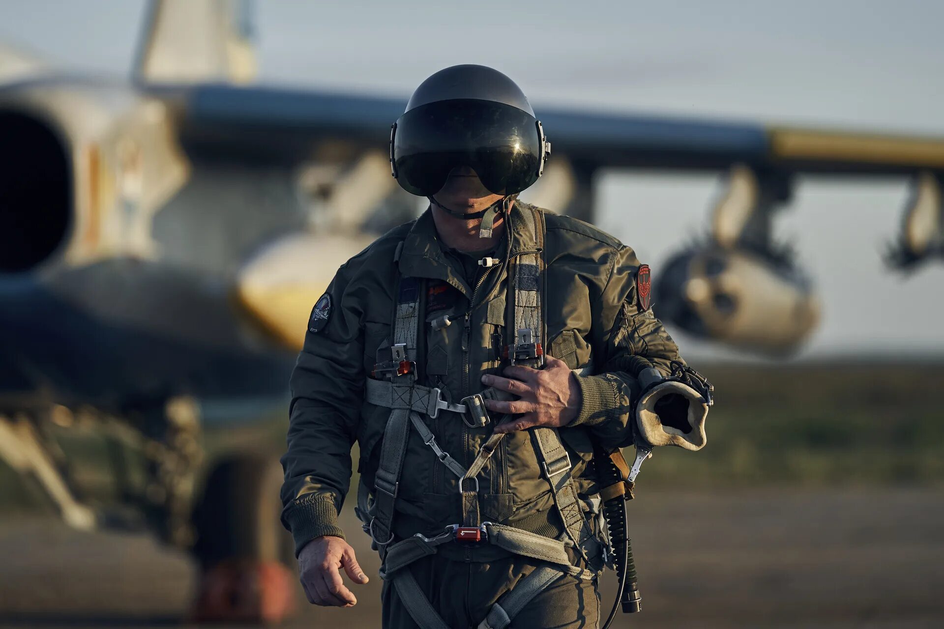 Zelensky jumped into a fighter jet on a visit to a ukrainian air force base. Обучение украинских пилотов. Обучение украинских пилотов. Пилот миг 29. Летчик миг 29.