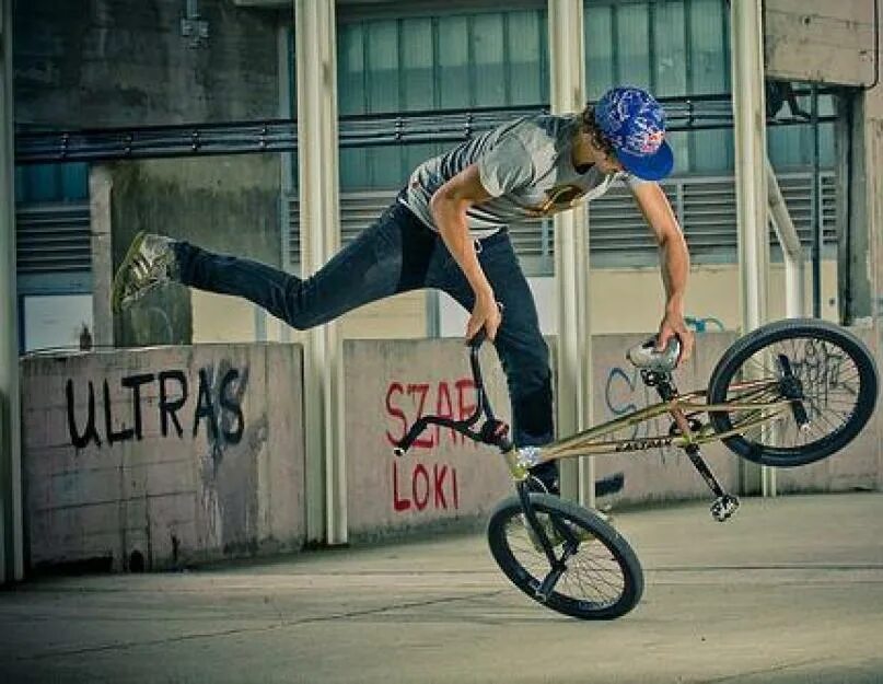 Паркур на велосипеде. BMX трюки. Парень на BMX. BMX паркур.