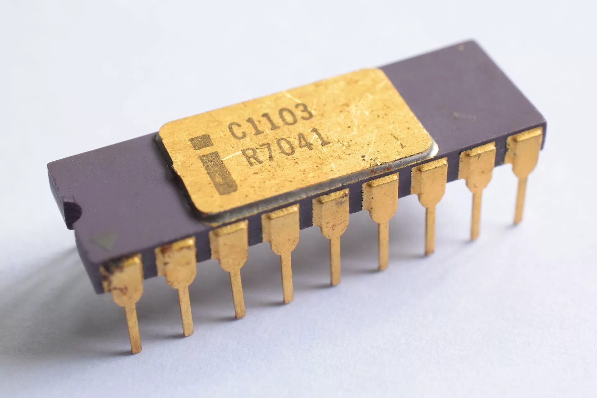Интегральная схема год. Intel 1103 Dram. Микросхема (Dram) 1103. Intel 1970. Интегральная схема Интел.