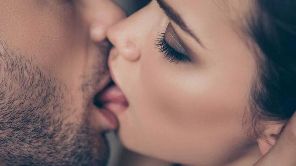 Must liking. Французский поцелуй. Страстный французский поцелуй. Самый страстный поцелуй с языком. Французский поцелуй с языком.