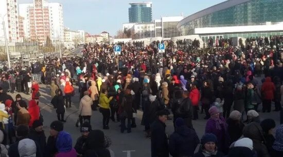 Митинг навального уфа. Митинг 22 февраля 2023 саратов. Митинг в уфе сегодня на горсовете. Протесты в уфе. Митинг концерт мы едины мы непобедимы.