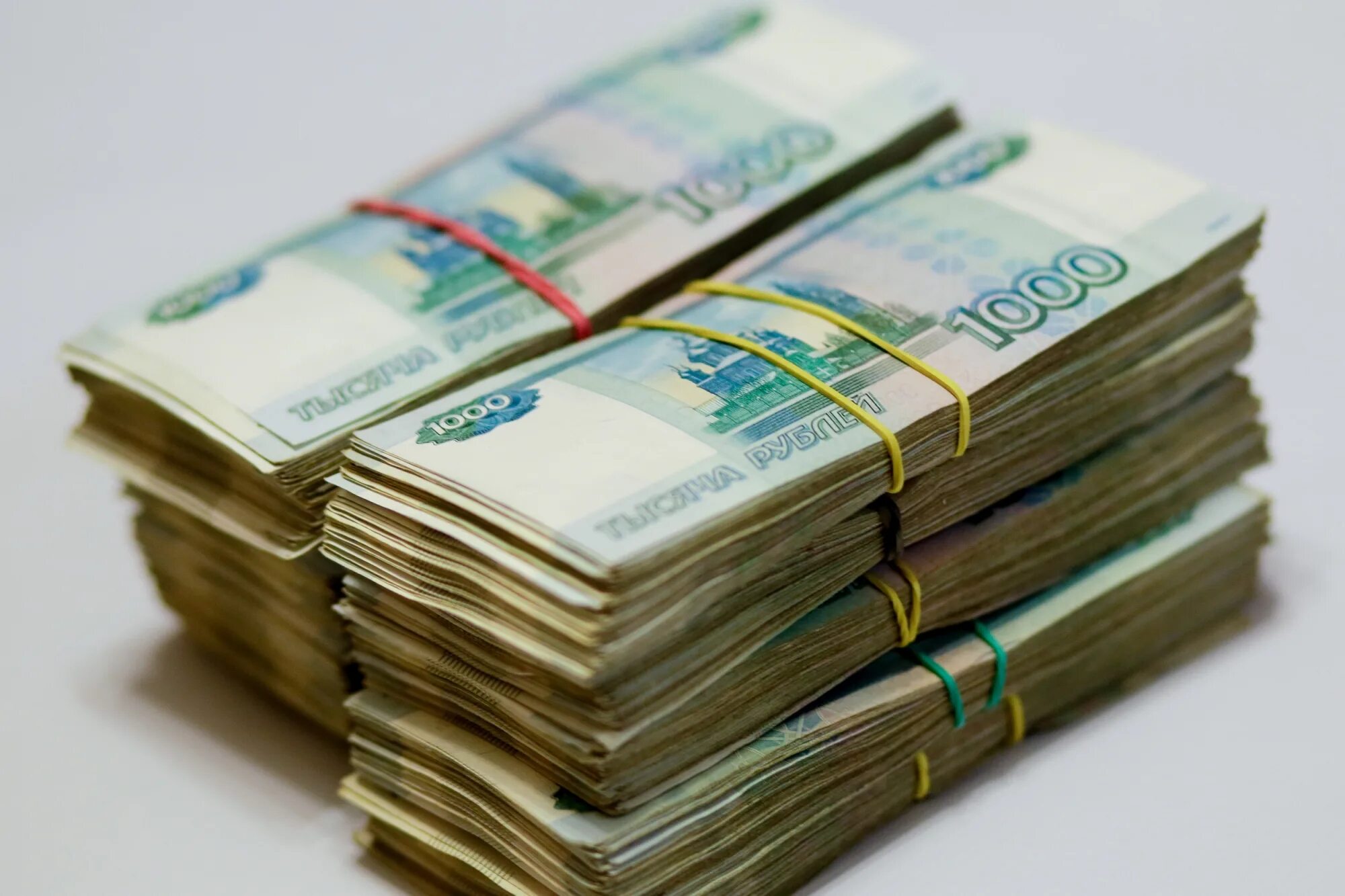 1000 млн рублей. Миллион рублей. пачка рублей. 1000000 рублей. стопка денег.