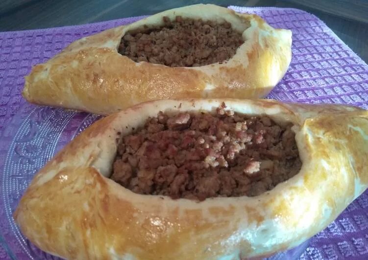 Лодочки с фаршем на сковороде. Лодочки с фаршем. лодочки из фарша с начинкой. лодочки из фарша с начинкой в духовке. лодочки из теста с фаршем.