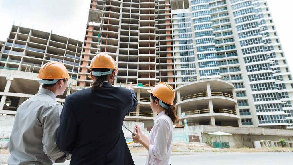 стройка объект. строитель. строительная фирма. надежный застройщик. прораб на стройке.