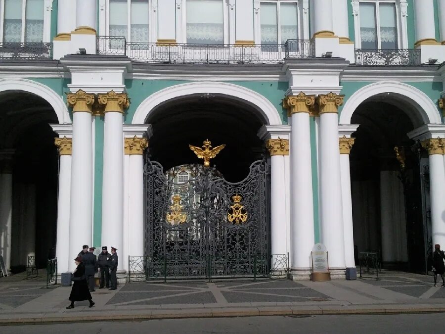 Ворота Эрмитажа в Санкт-Петербурге. Ворота Эрмитажа. Эрмитаж дворец ворота. Ворота Эрмитажа ворота дворца Путина.