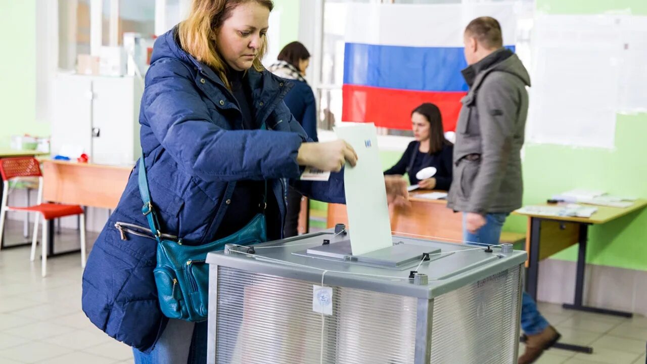 Голосование на выборах. Выборы урна для голосования. Голосование на избирательном участке. Кабинки для голосования на выборах. В каких городах прошли выборы